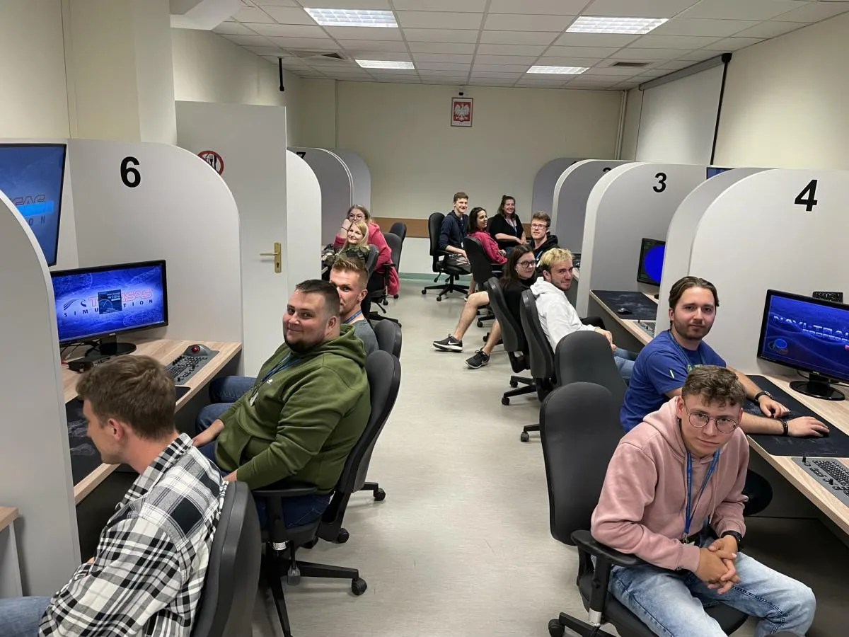 studenci geodezji na praktykach