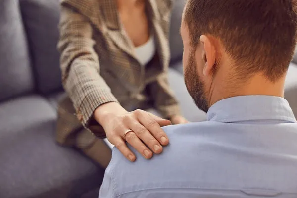 kobieta rozmawiająca z lekarzem, uśmiechnięta, z poczuciem ulgi