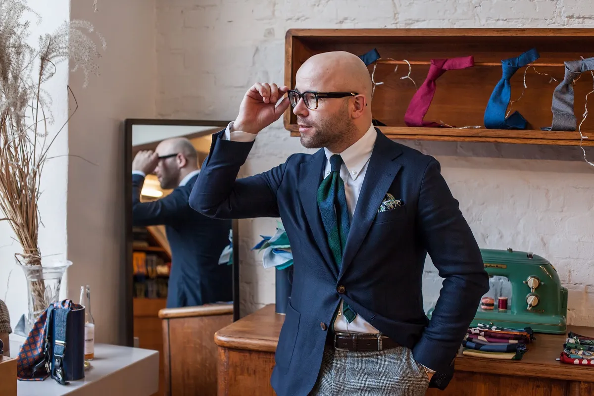 Mężczyzna w zestawie koordynowanym na wesele