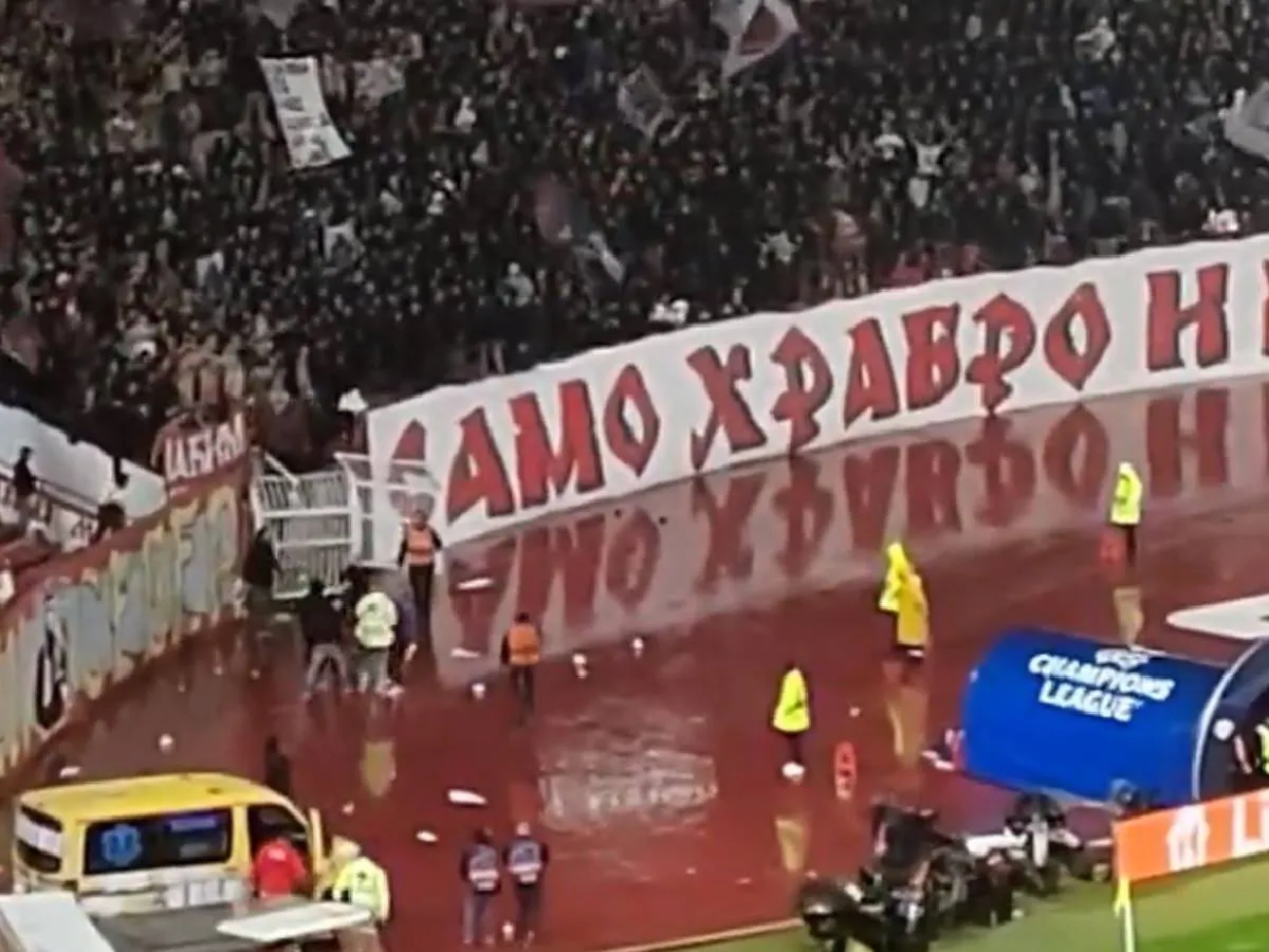 Kibice na wypełnionym stadionie podczas meczu Ligi Mistrzów