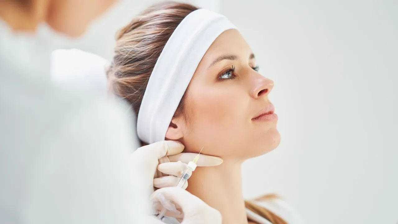 kobieta unika słońca po botoksie, kobieta nie pije alkoholu po zabiegu medycyny estetycznej