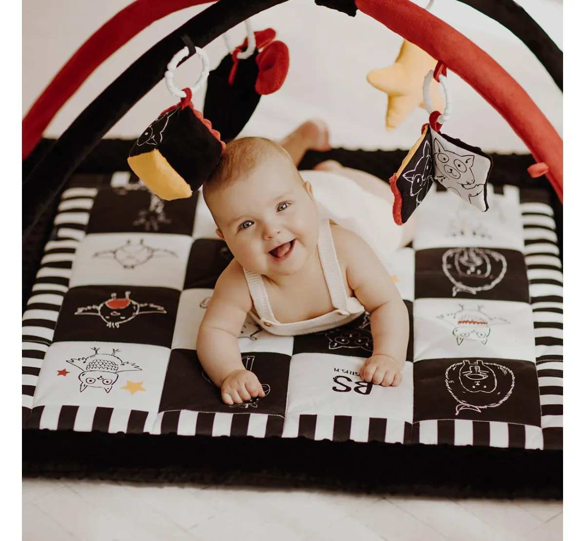 noworodek na prostej macie edukacyjnej kontrastowe kolory