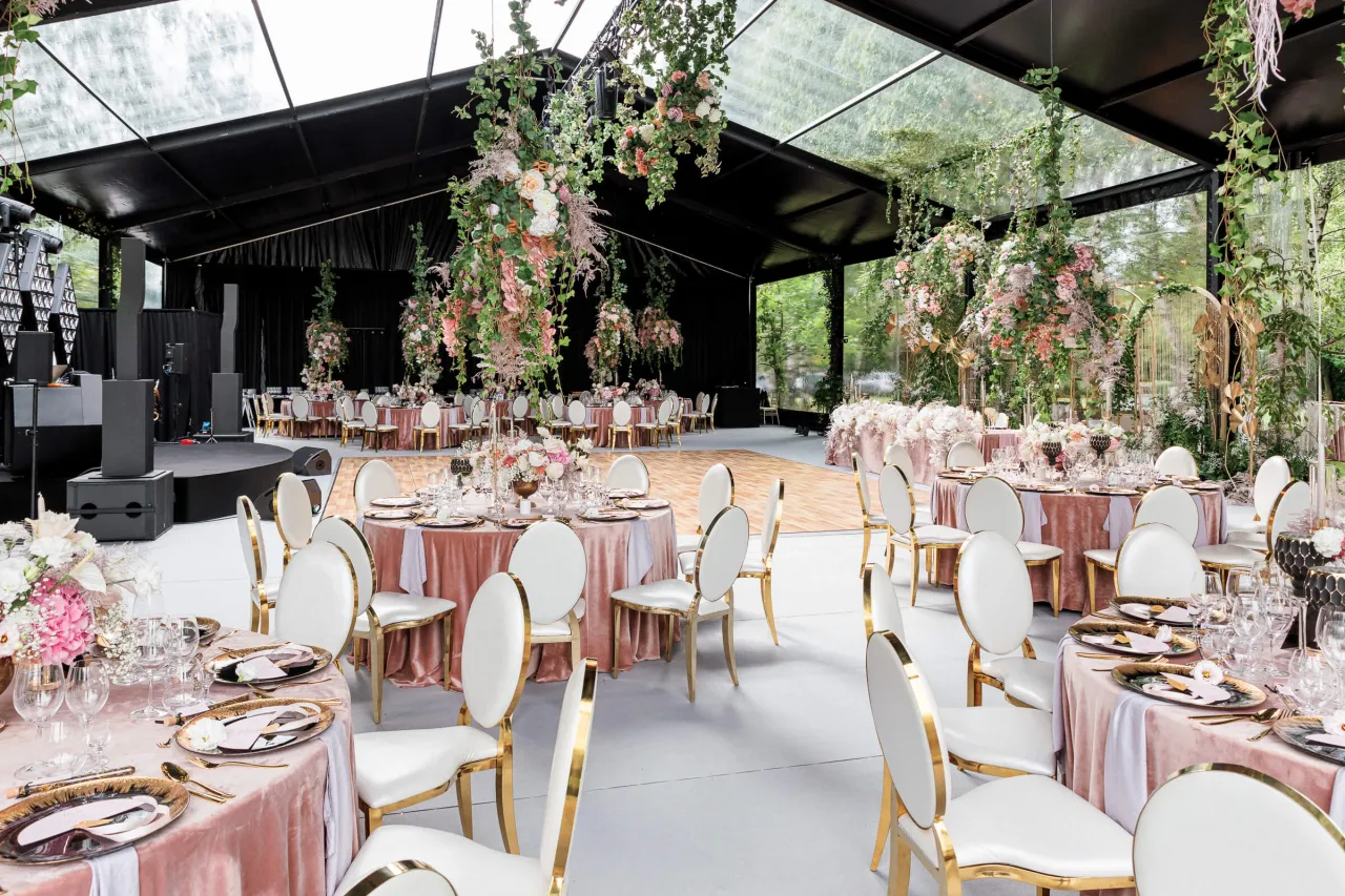 Eleganckie wesele w namiocie z bujnymi dekoracjami kwiatowymi. Różnica między ślubem w plenerze a weselem w stodole logistyka i plan b.