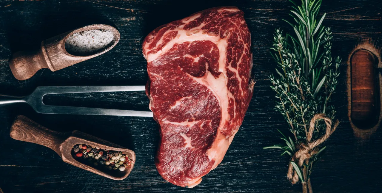 kawałki wołowiny z kością do sezonowania