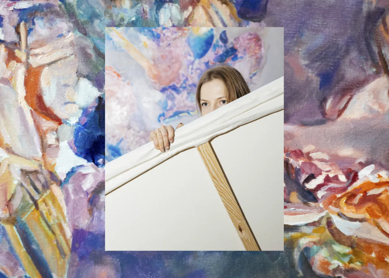 Artystka spogląda zza płótna, otoczona barwną abstrakcją. To właśnie co to jest abstrakcja – wolność formy i koloru.