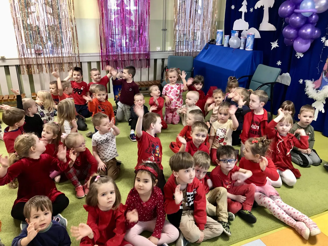 dzieci w przedszkolu świętujące walentynki