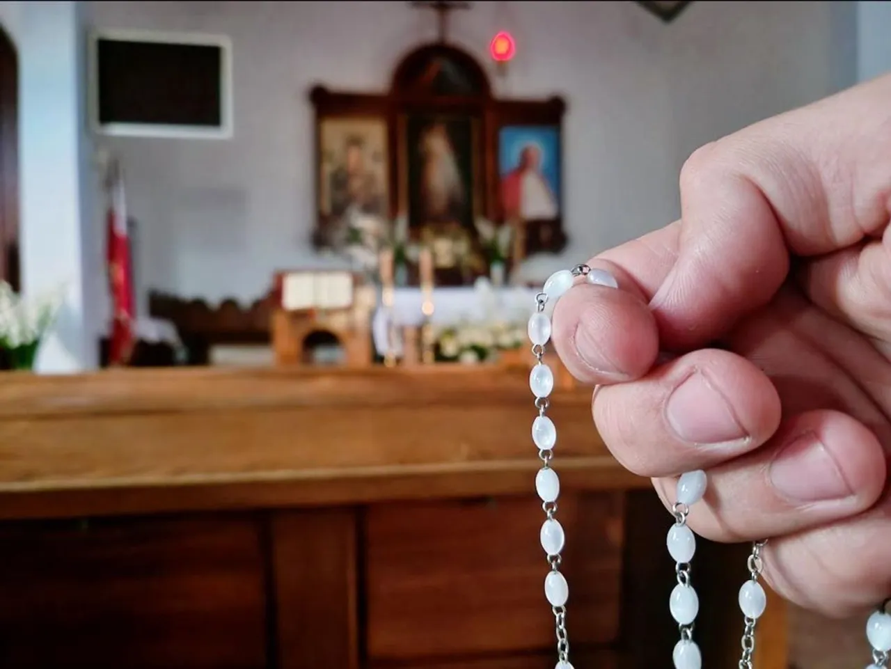 Zdjęcie O której jest różaniec w kościele? Sprawdź godziny modlitwy w parafii