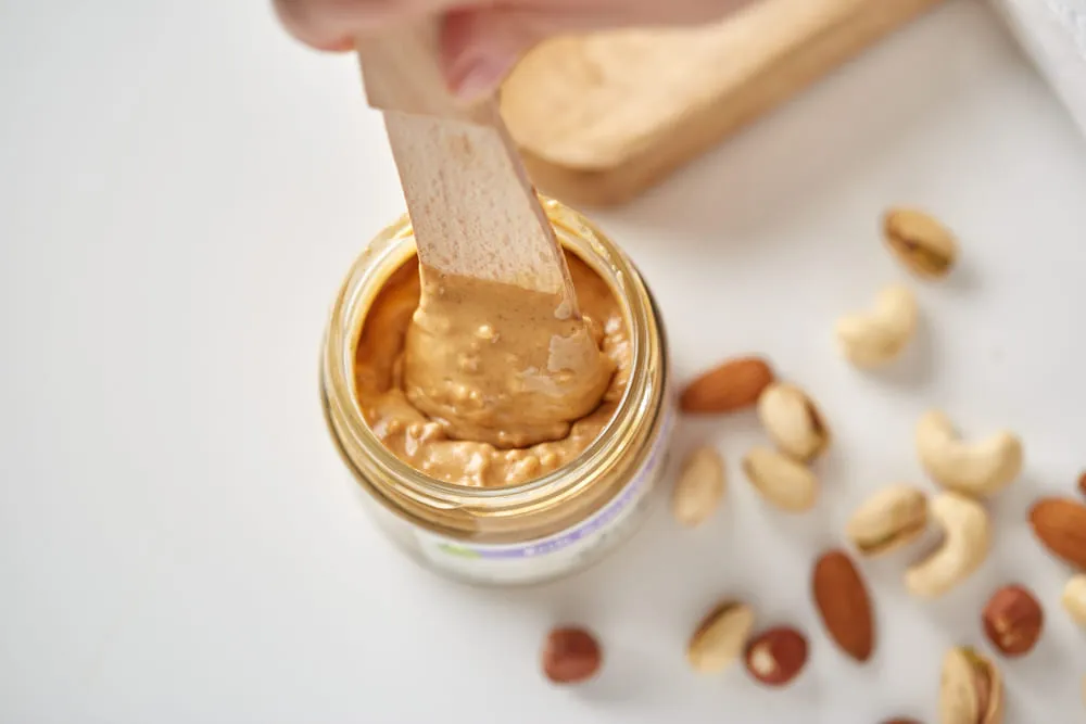 pies dostaje masło orzechowe bezpiecznie