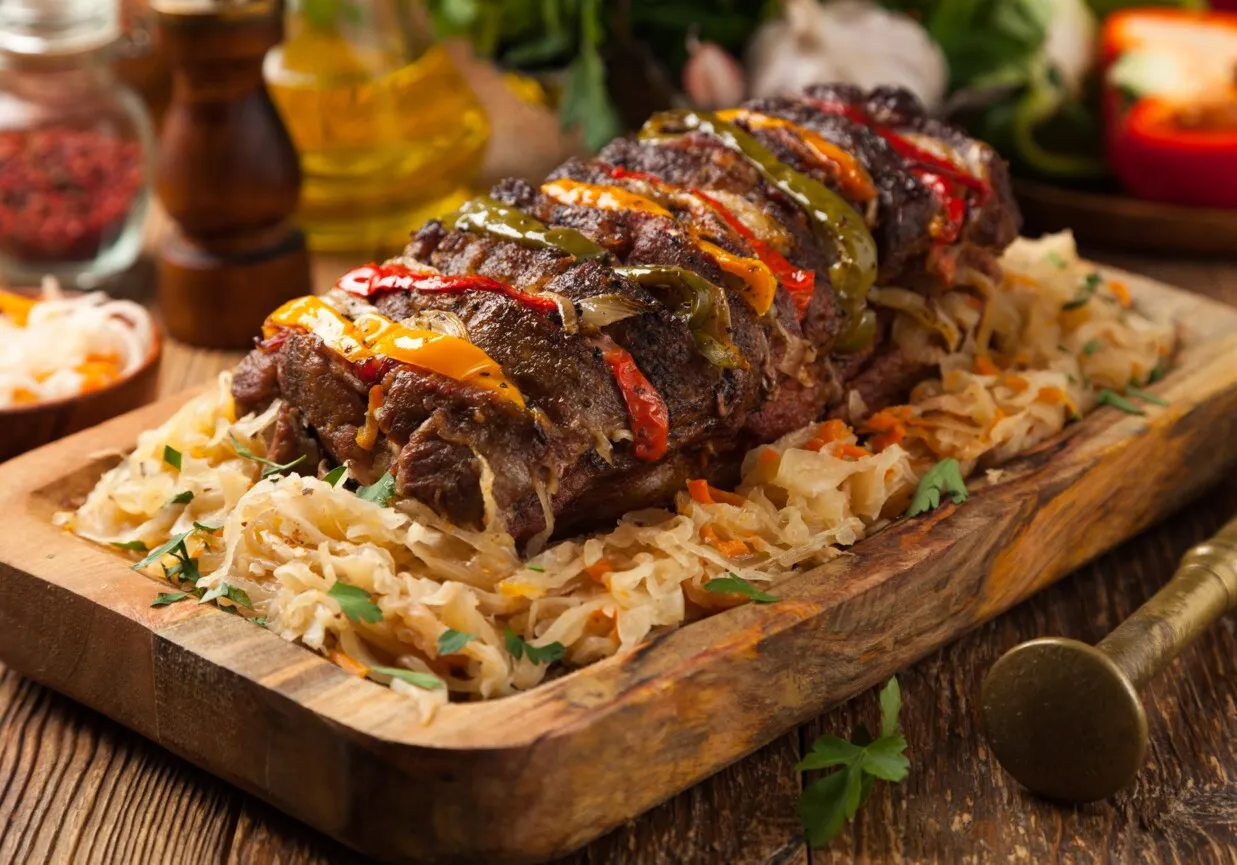 Grillowana kark&oacute;wka z sur&oacute;wką z kiszonej kapusty