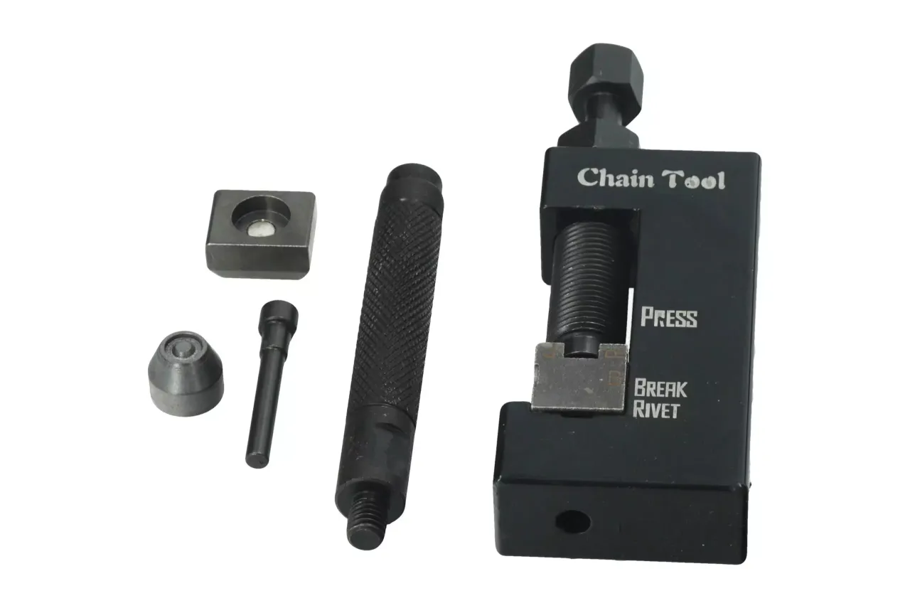 rozkuwanie łańcucha motocyklowego rozkuwarką