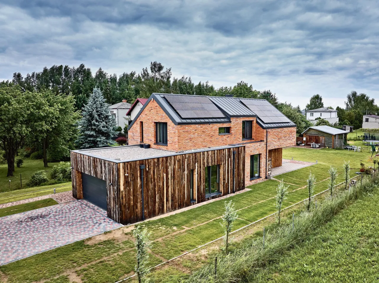 inspirujący dom z recyklingu z cegły i drewna