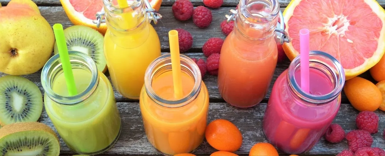 kolorowe koktajle bezmleczne w szklankach, r&oacute;żne smaki