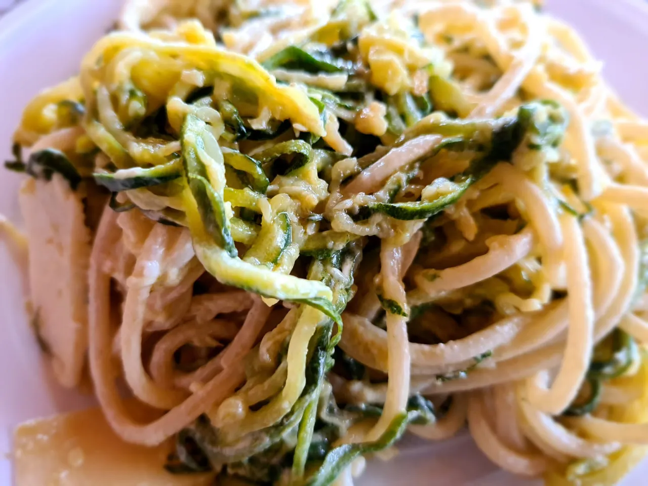 Pasta con zucchine e philadelphia impiattata