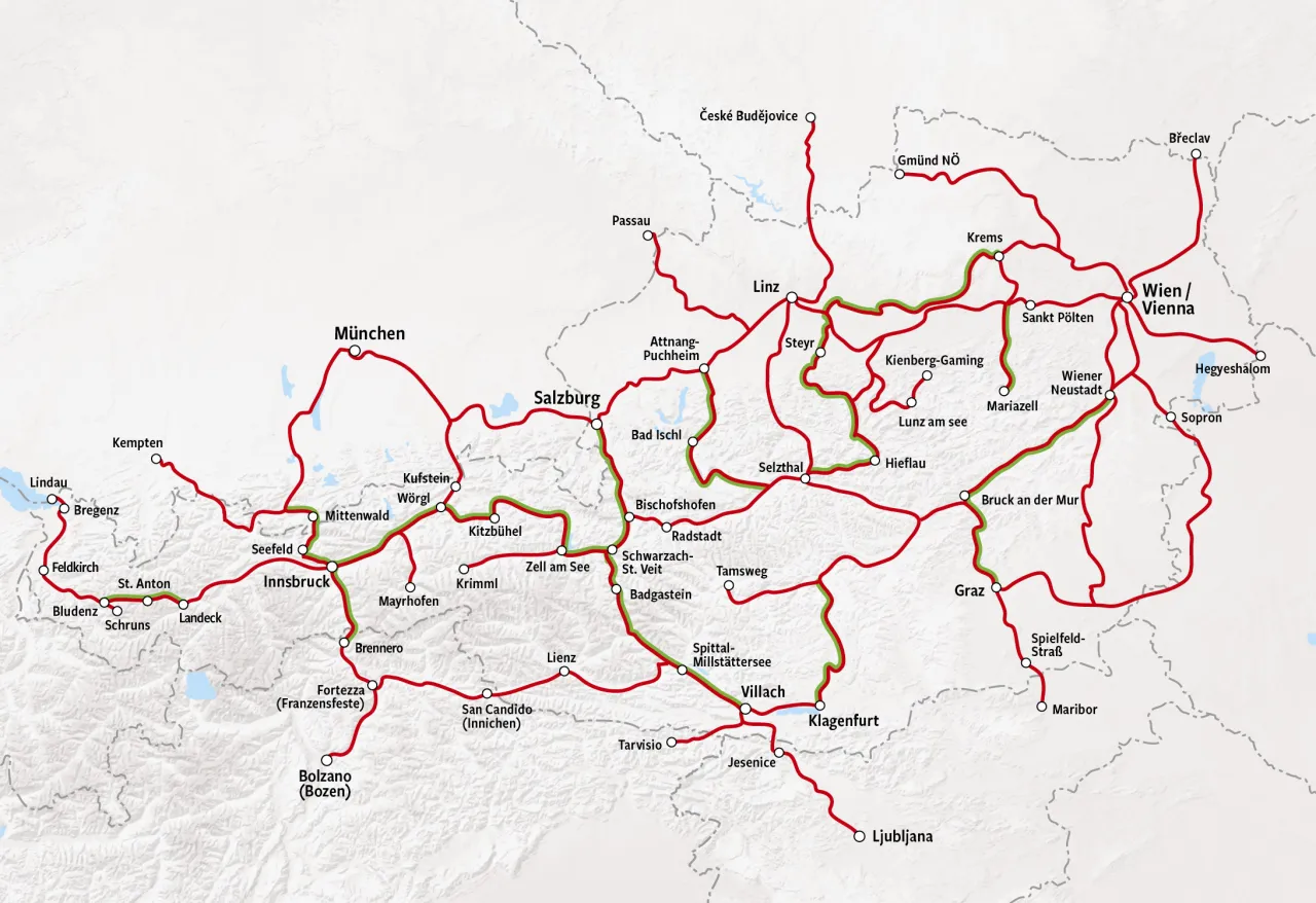 Mapa kolejowa Austrii z zaznaczonymi trasami. Widać połączenia z Monachium, Salzburga, Innsbrucka i Villach do Wiednia.