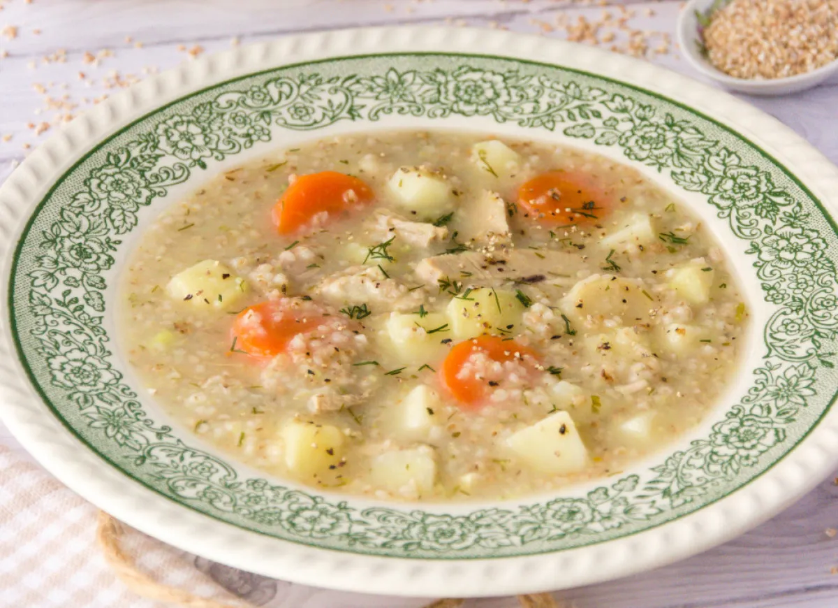 r&oacute;żne rodzaje krupniku na talerzach