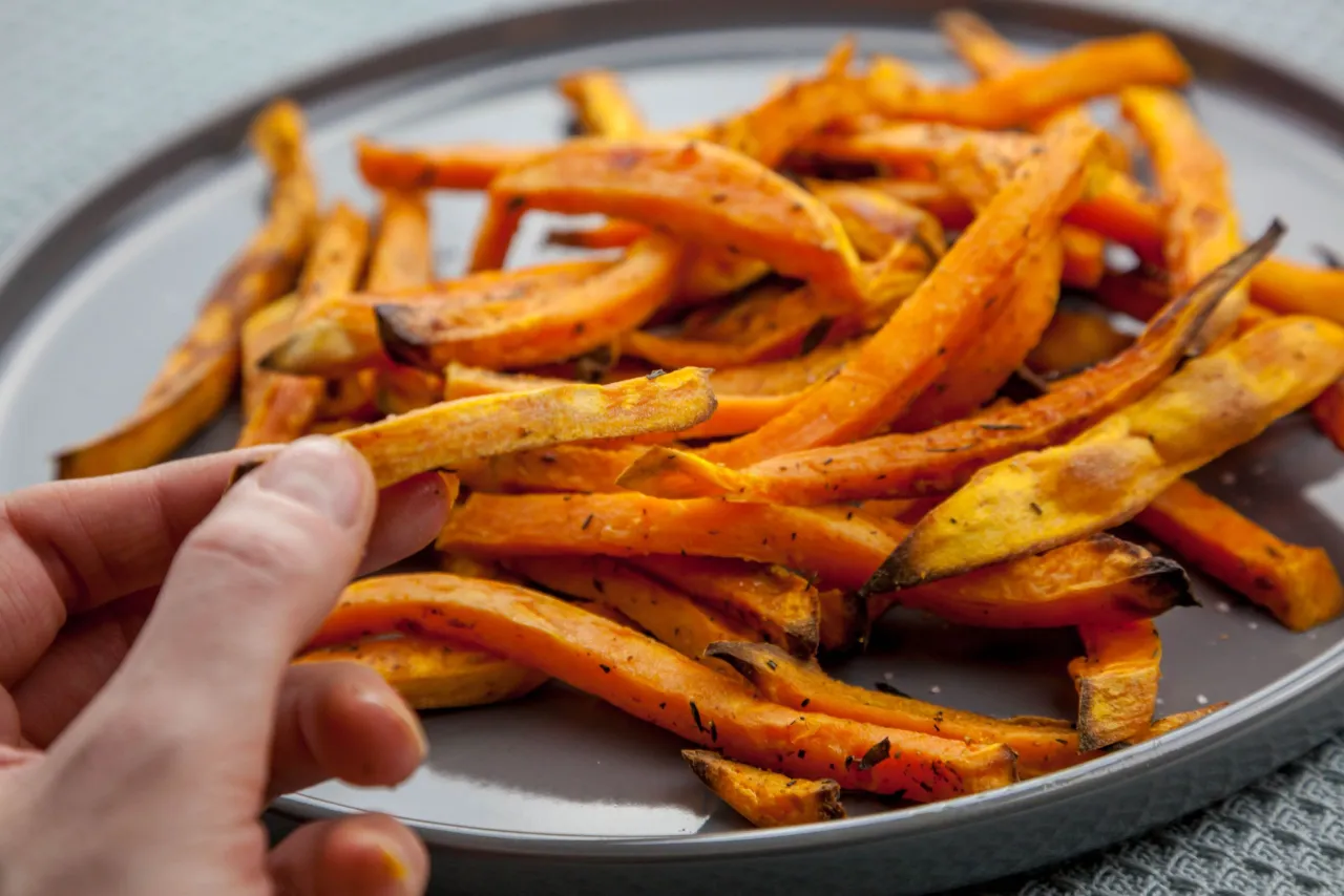 r&oacute;żnorodne frytki warzywne na talerzu