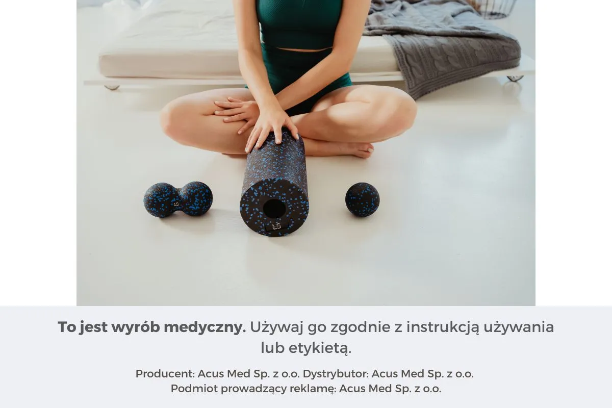 Kobieta z wałkiem i piłkami do masażu. To może być pomocne w pytaniu: jakie ćwiczenia na łokieć tenisisty?