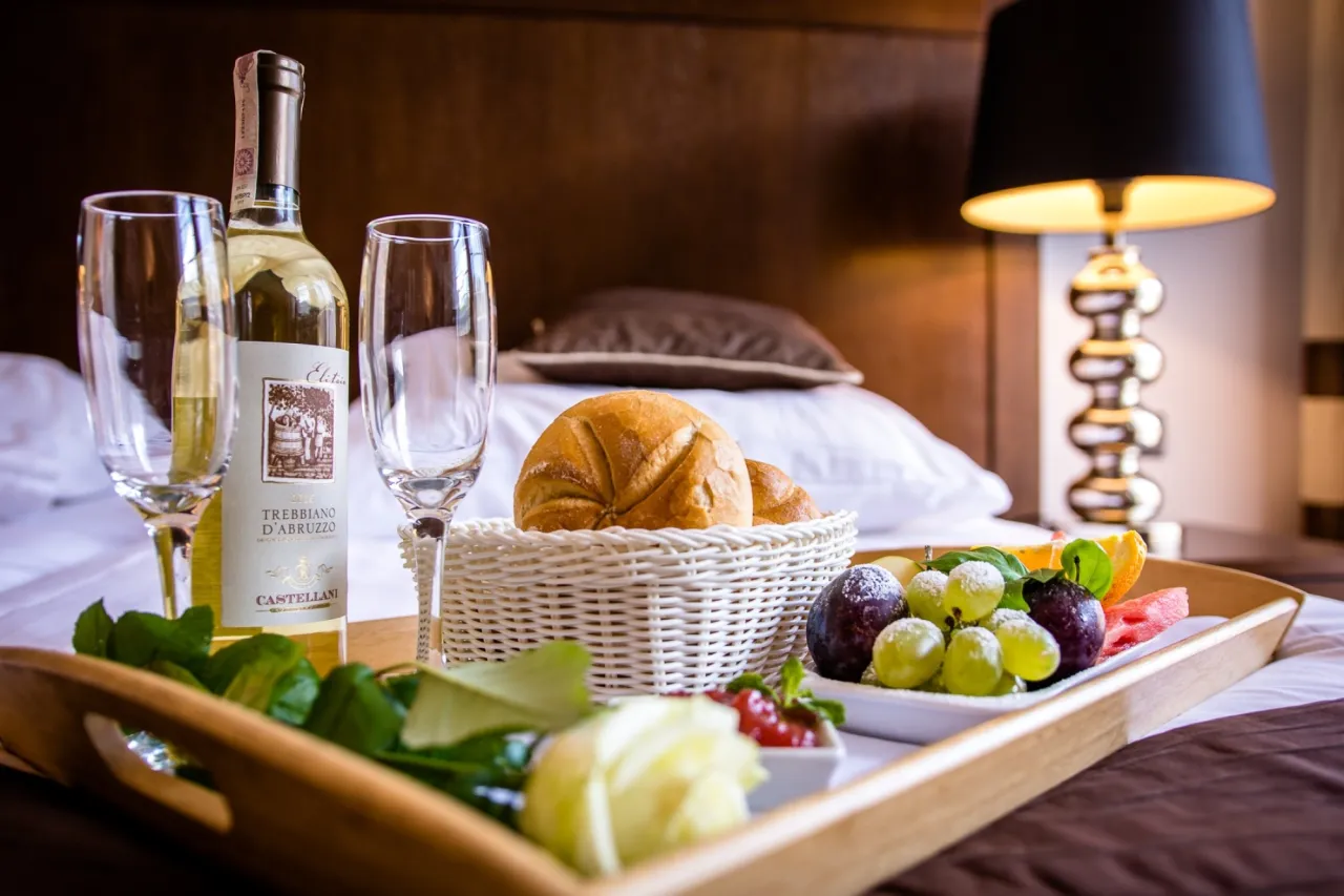 Para na romantycznej kolacji, weekend w spa, jazda sportowym samochodem