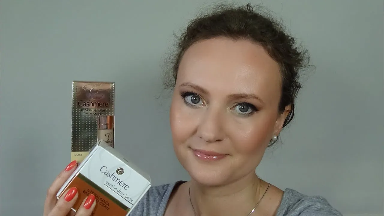 Cashmere baza wygładzająco rozświetlająca przed i po