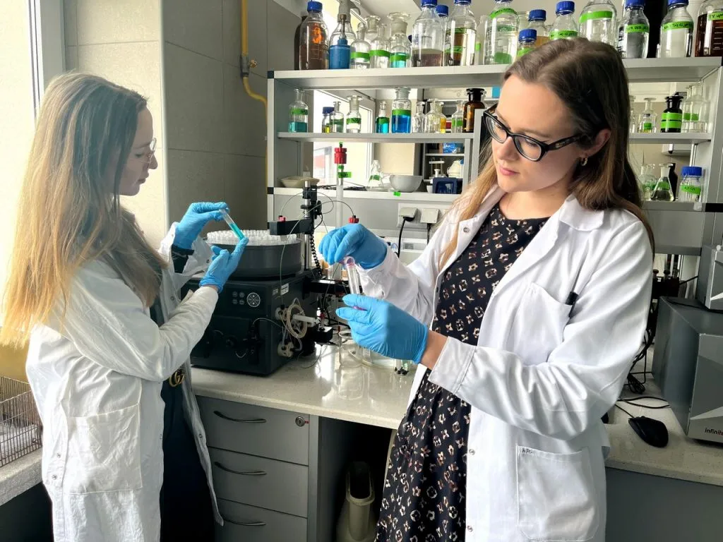 Studentka biologii w laboratorium