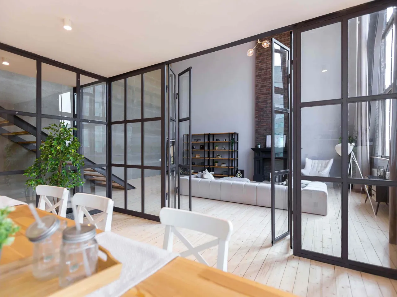 lamele w salonie, szklana ściana loft, niska ścianka działowa, różnicowanie podłogi salon jadalnia