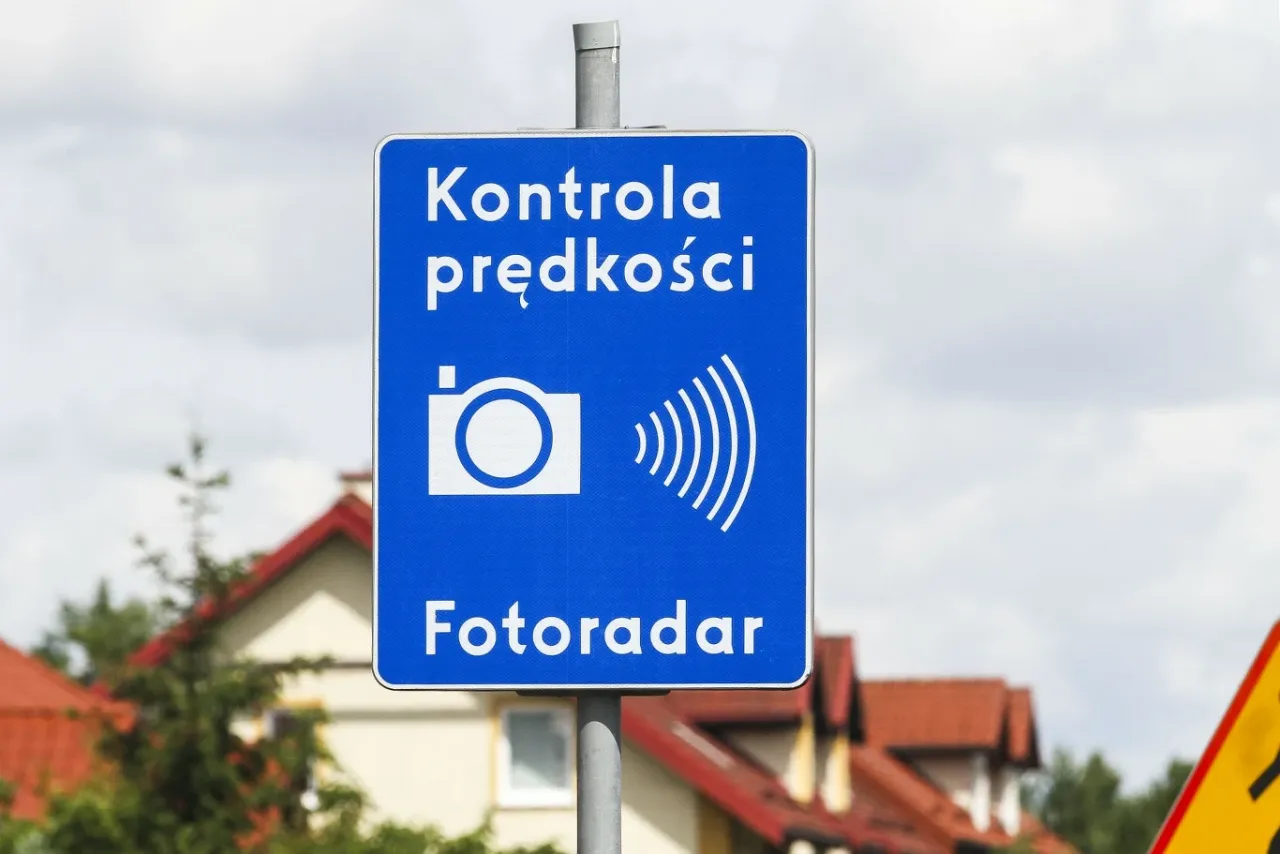 Nowoczesny fotoradar robiący zdjęcie od tyłu