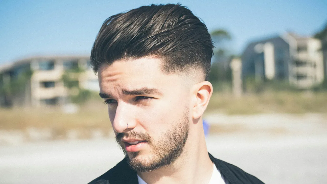 Modne męskie fryzury 2024, klasyczne cięcia męskie, fryzury z teksturą