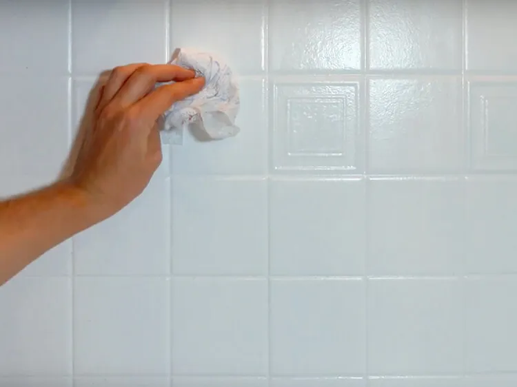 plamy farby na płytkach ceramicznych