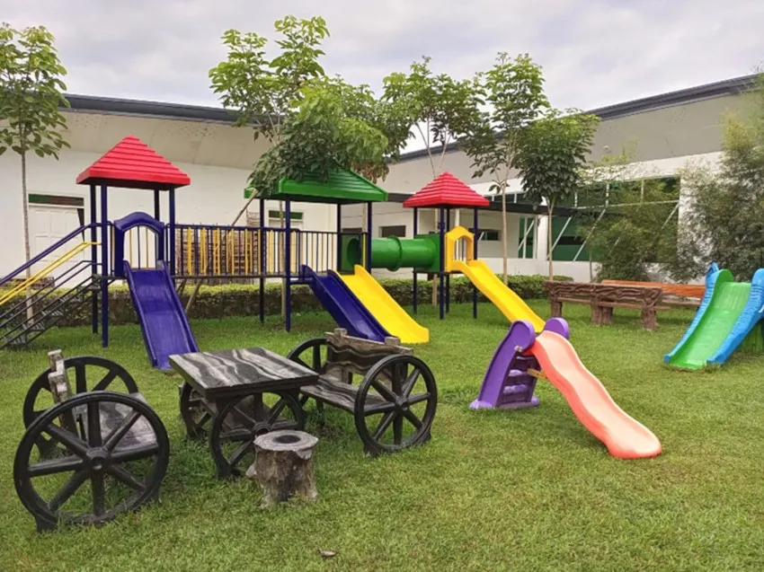 Malowanie metalowych elementów placu zabaw rdza przed po