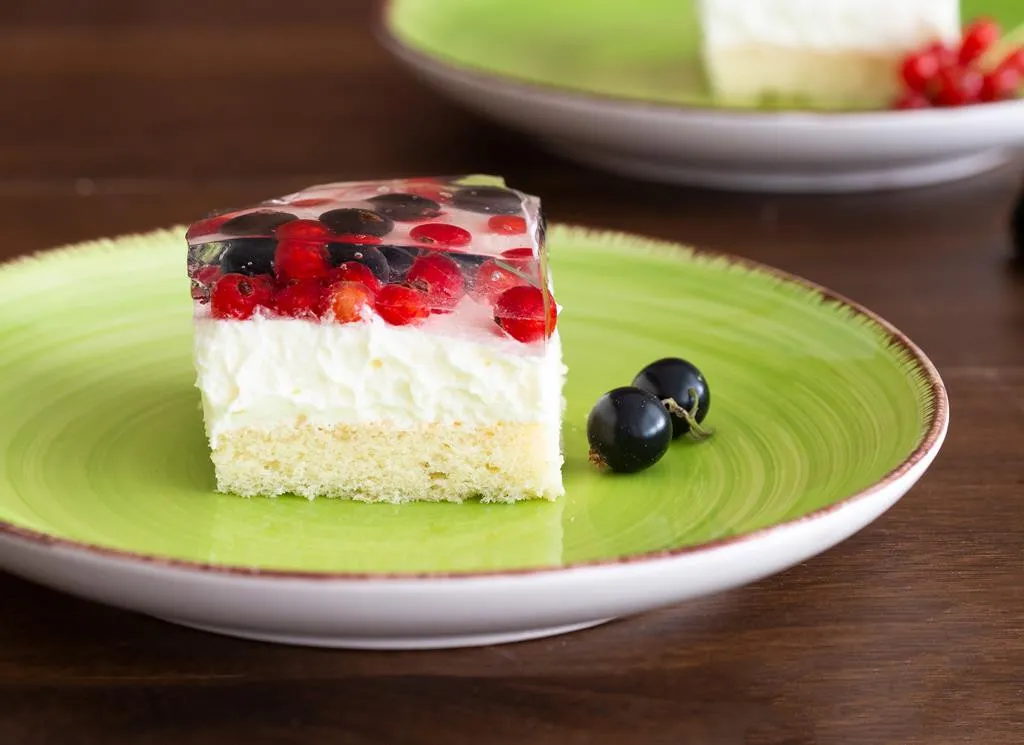 desery z kremem śmietanowym i galaretką