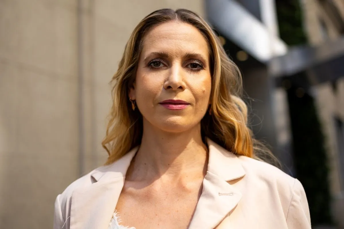 Osoba zamyślona, smutna, ale z promykiem nadziei