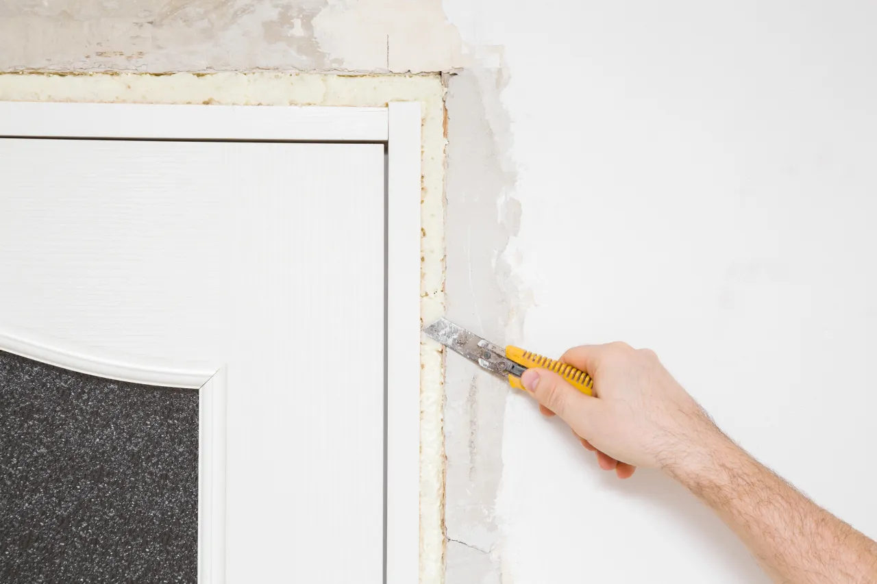 czyszczenie ościeżnicy PCV z pianki montażowej