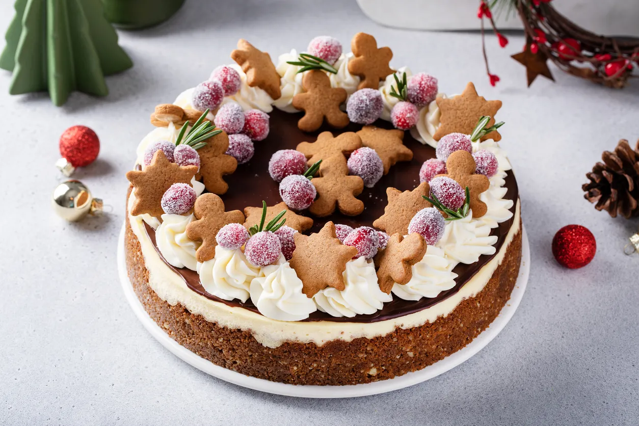 Ozdobiony pierniczkami, żurawiną i rozmarynem sernik to idealny pomysł, jak ozdobić sernik na święta.