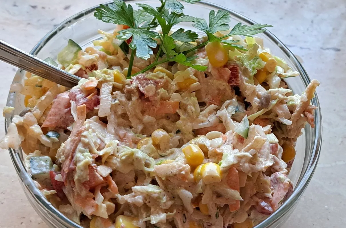 Pyszna sałatka pekińska z kukurydzą, marchewką i pomidorem, idealna na każdą okazję. Oto jak zrobić sałatkę pekińską!