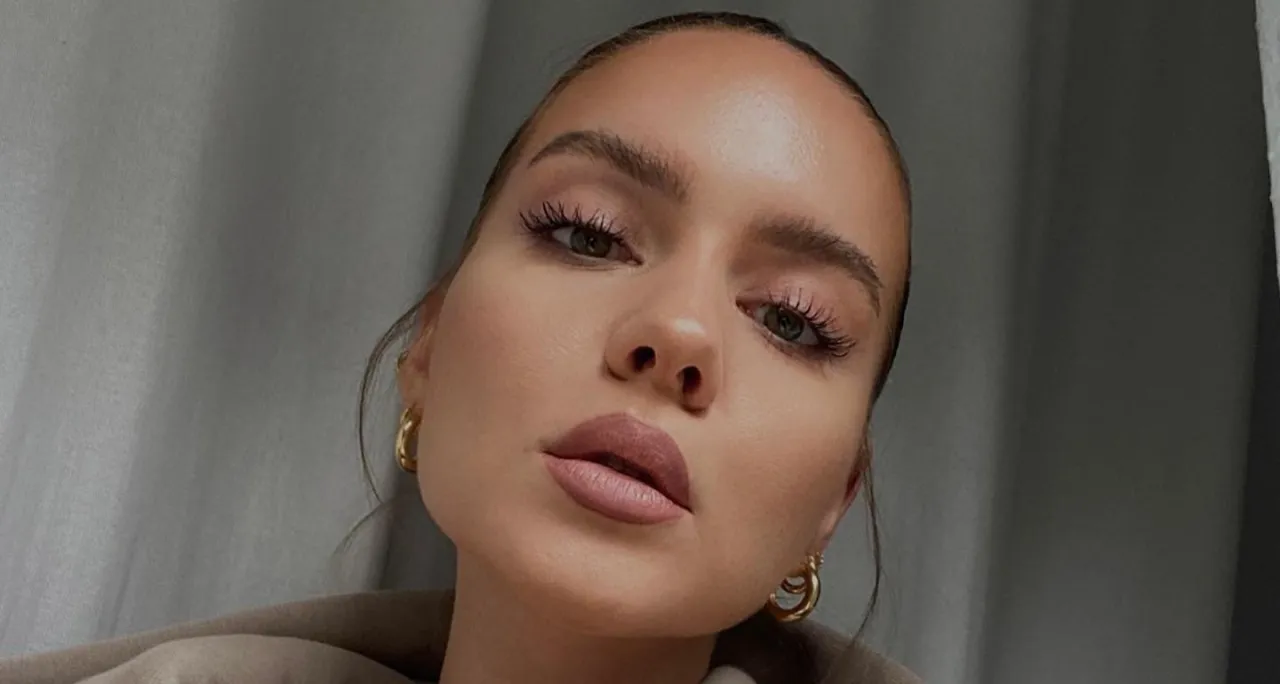 kobieta z brązowym tuszem do rzęs naturalny makijaż