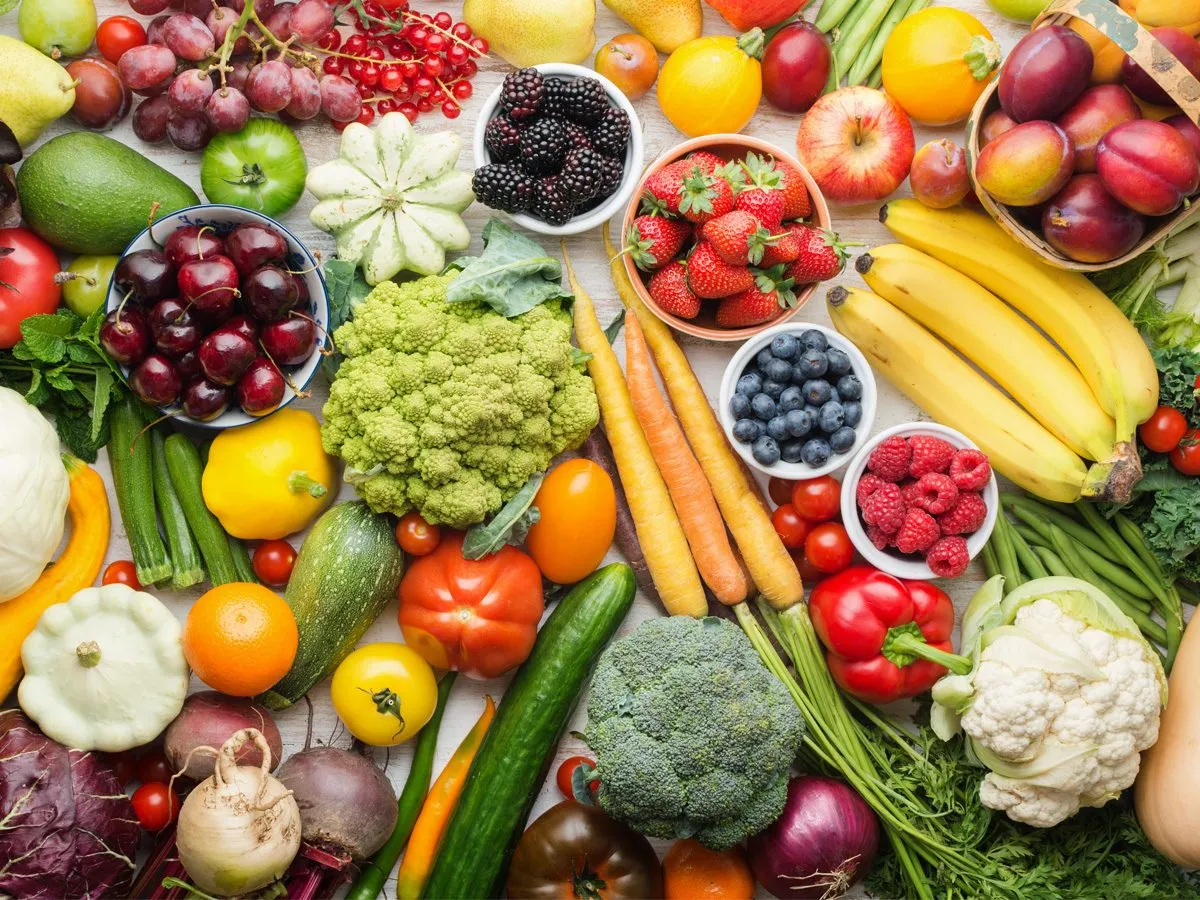 Kolorowy wyb&oacute;r owoc&oacute;w i warzyw: truskawki, bor&oacute;wki, maliny, banany, winogrona, czereśnie, pomidory, brokuły, kalafior, marchewki, og&oacute;rki, papryka, cukinia, dynia, buraki, cebula. Idealne lekkostrawne owoce i warzywa na zdrowy posiłek.