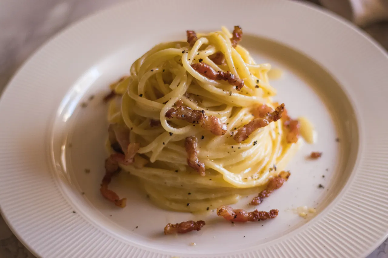Składniki na carbonarę: guanciale, pecorino romano, jajka, makaron spaghetti, czarny pieprz