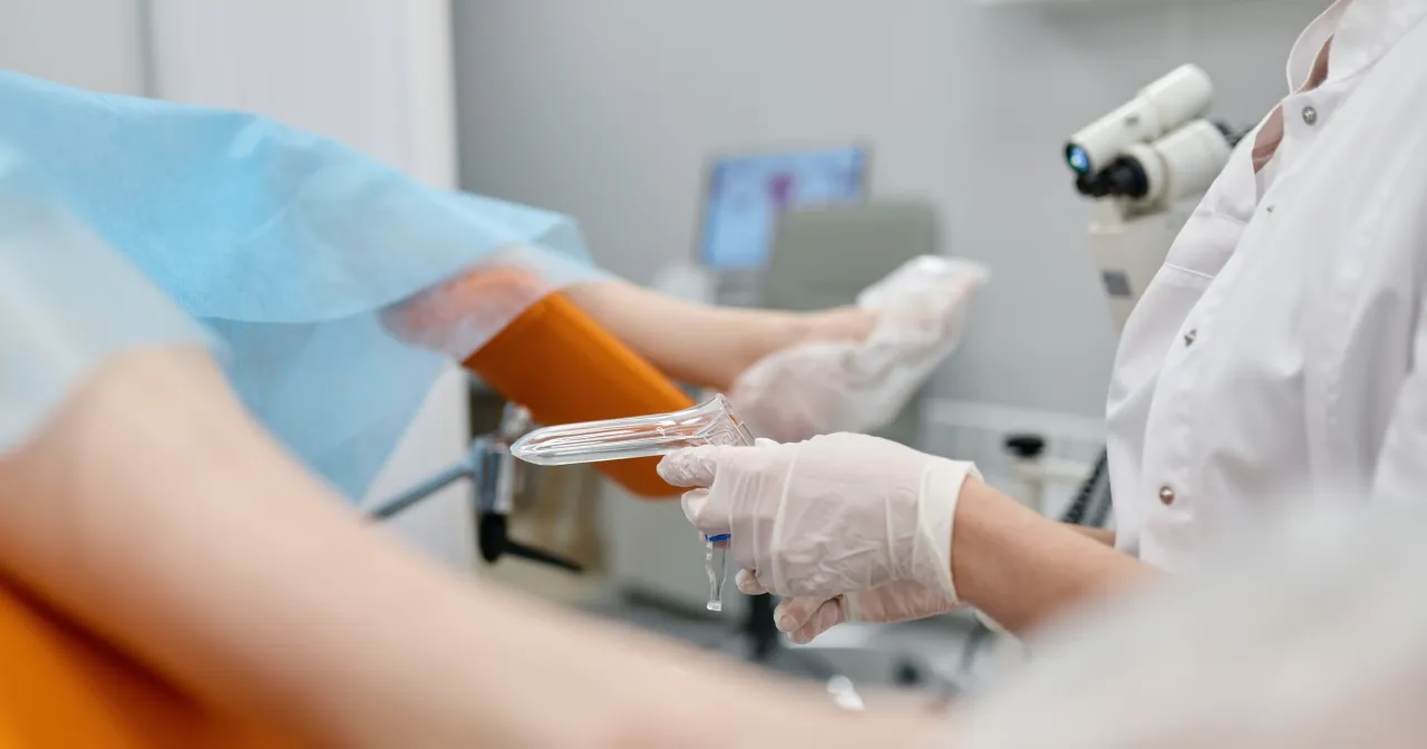 młoda kobieta u lekarza ginekologa, młody mężczyzna samobadanie jąder