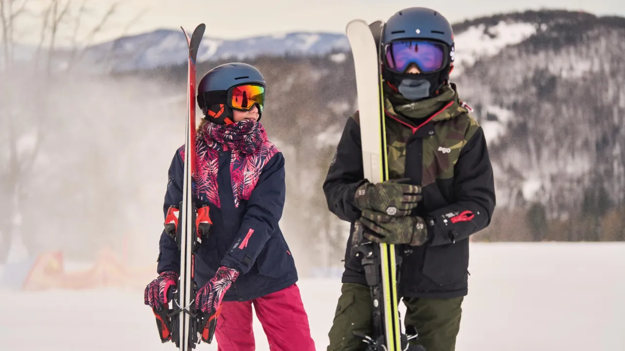 dziecko mierzące spodnie narciarskie