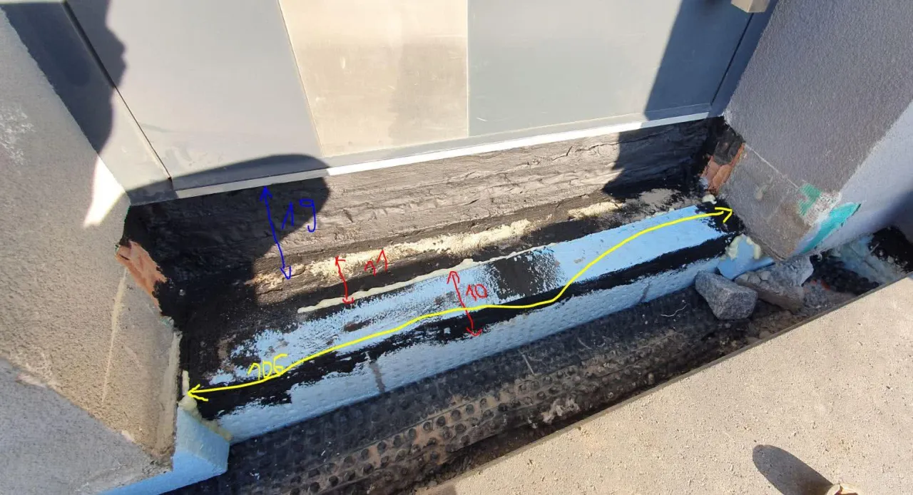 pr&oacute;g opadający do drzwi wejściowych montaż