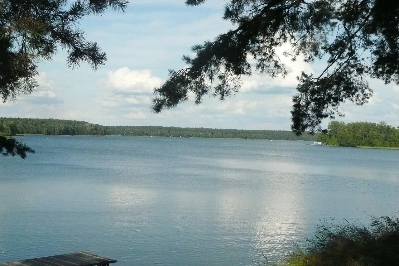 Wędkarz nad jeziorem Białym Augustowskim