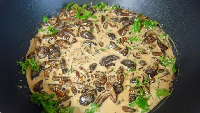 świeże grzyby leśne do sosu