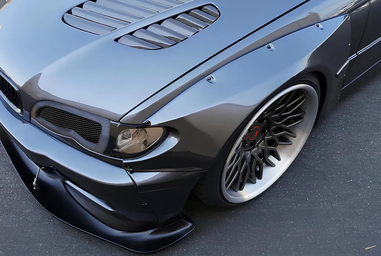 Agresywny customowy zderzak i poszerzenia błotników BMW E46.