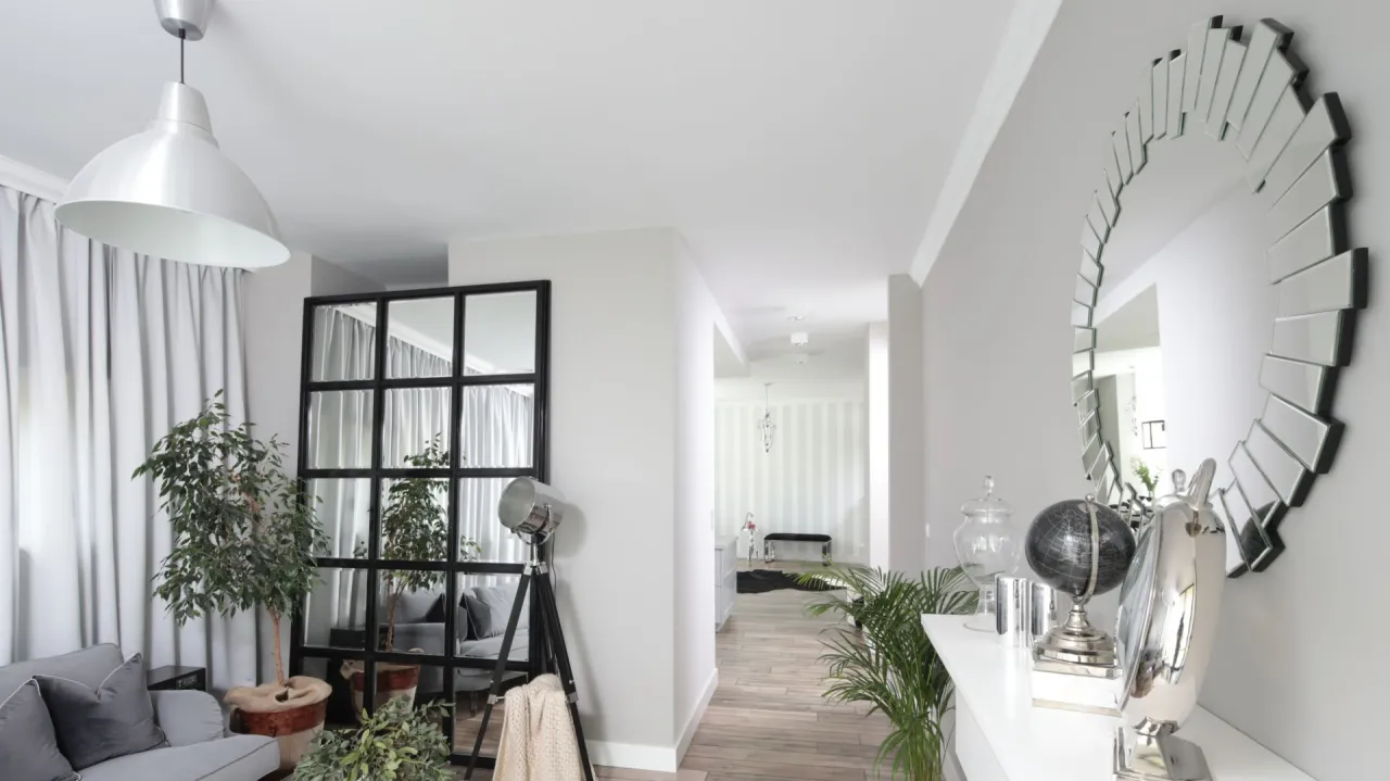 galeria obrazów na ścianie lustra w salonie