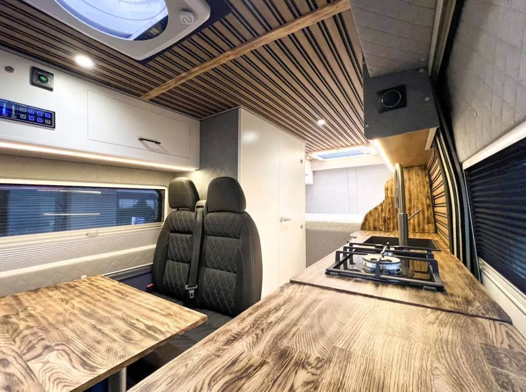 profesjonalna zabudowa kampera wnętrze