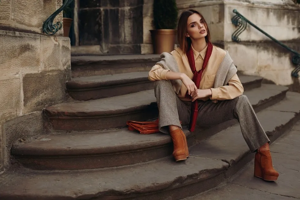 kobieta w spodniach palazzo i kulotach