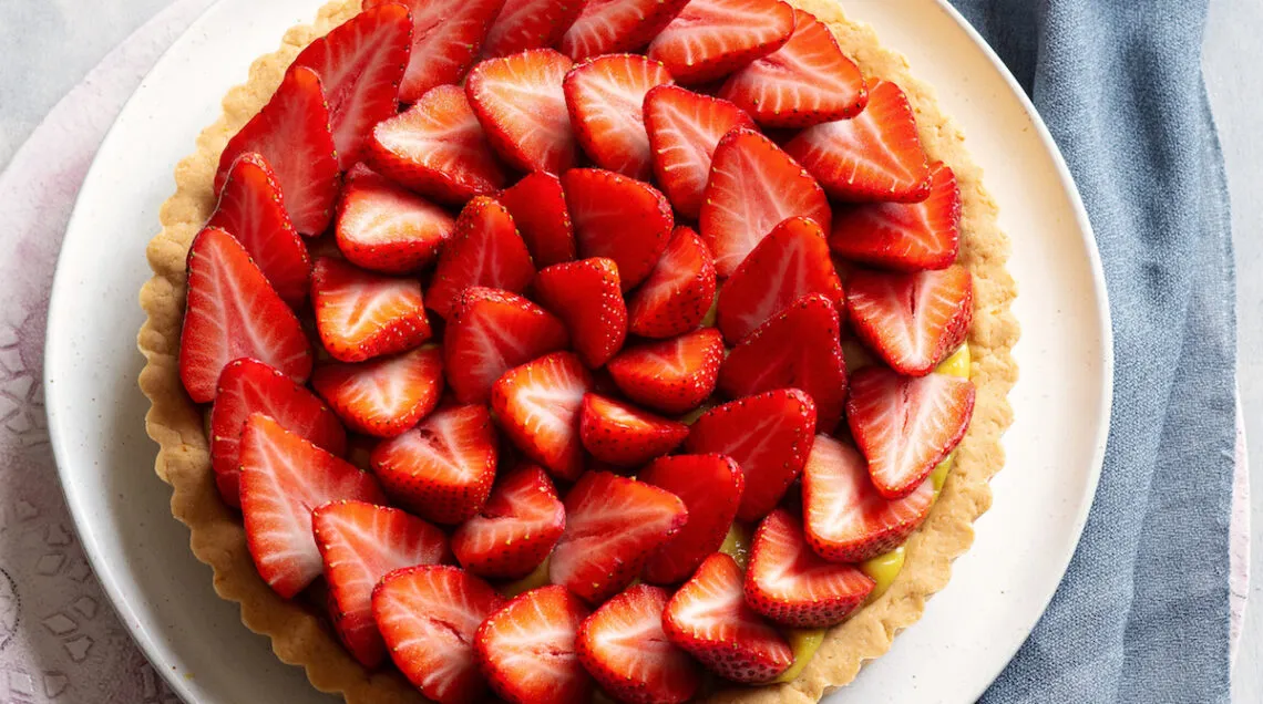 Dolci alle fragole con basilico, crostata moderna fragole, bavarese vegana alle fragole