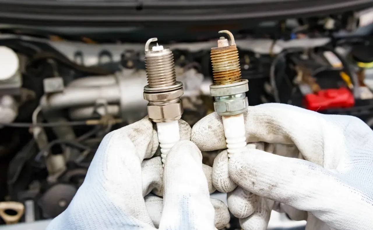 Nowa i stara świeca zapłonowa. Sprawdź, co ile wymiana świec w benzynie, by silnik działał sprawnie.