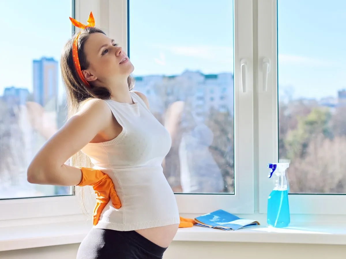 szczęśliwa kobieta w ciąży, partner myje okna, relaks