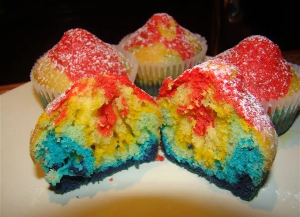 Tęczowe babeczki przekrojone